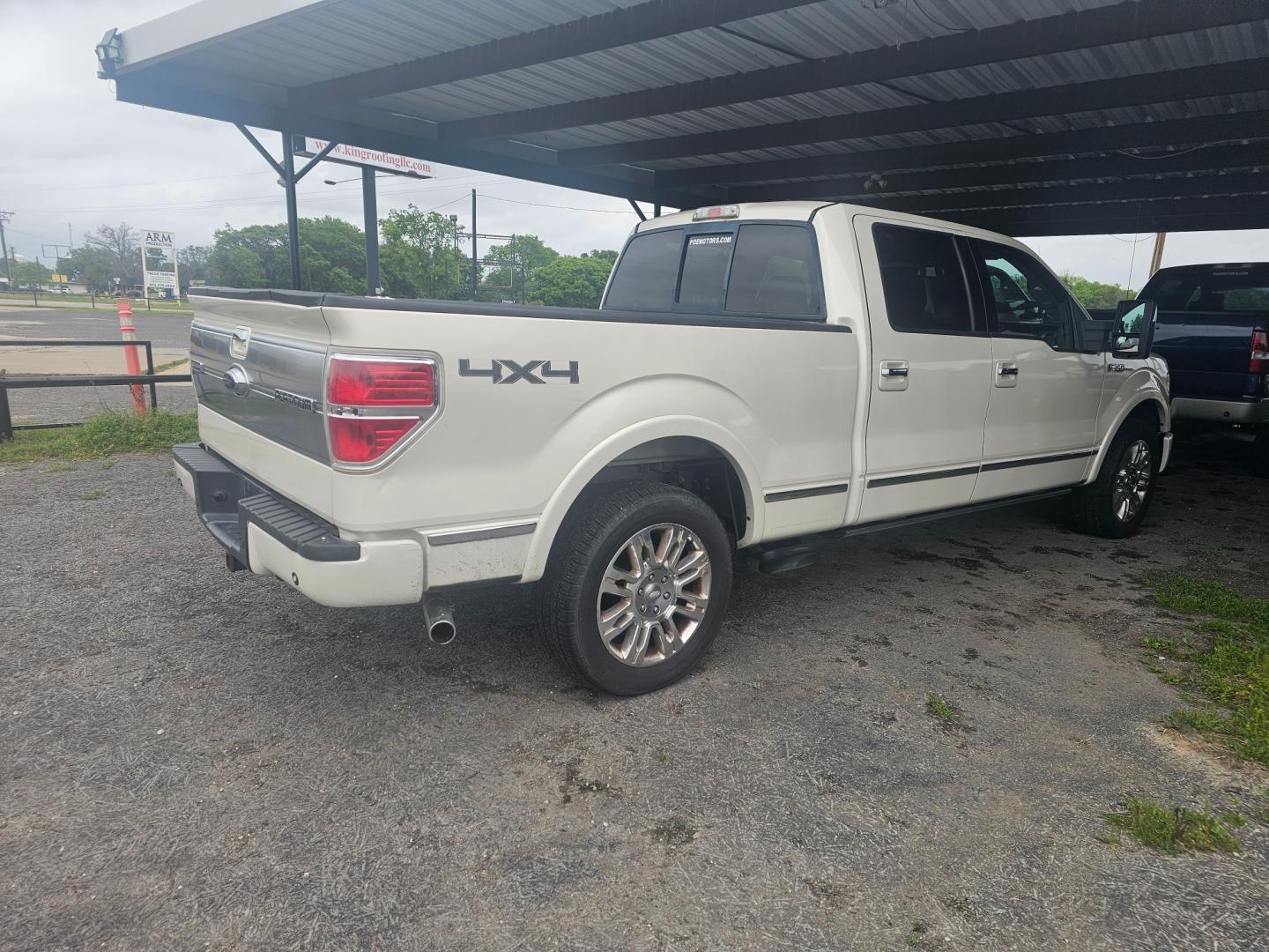 2009 WHITE Ford F-150 FX4 SuperCrew 5.5-ft. Bed 4WD (1FTPW14V49F) with an 5.4L V8 SOHC 24V FFV engine, 4-Speed Automatic transmission, located at 533 S Seven Points BLVD, Seven Points, TX, 75143, (430) 255-4030, 32.313999, -96.209351 - Photo#2